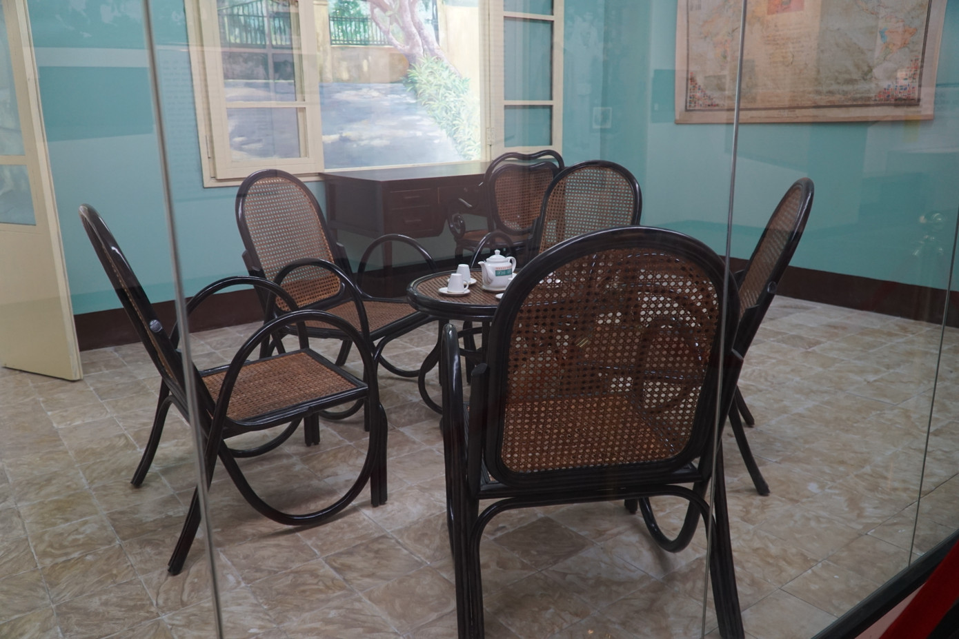 Bộ bàn uống trà của Chủ tịch Tôn Đức Thắng trong những ngày làm lãnh đạo đất nước Bộ bàn uống trà của Chủ tịch Tôn Đức Thắng trong những ngày làm lãnh đạo đất nước