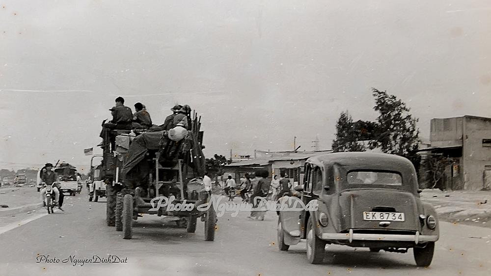 Quân Giải phóng tại Xa lộ Biên Hoà (nay là đường Võ Nguyên Giáp)
