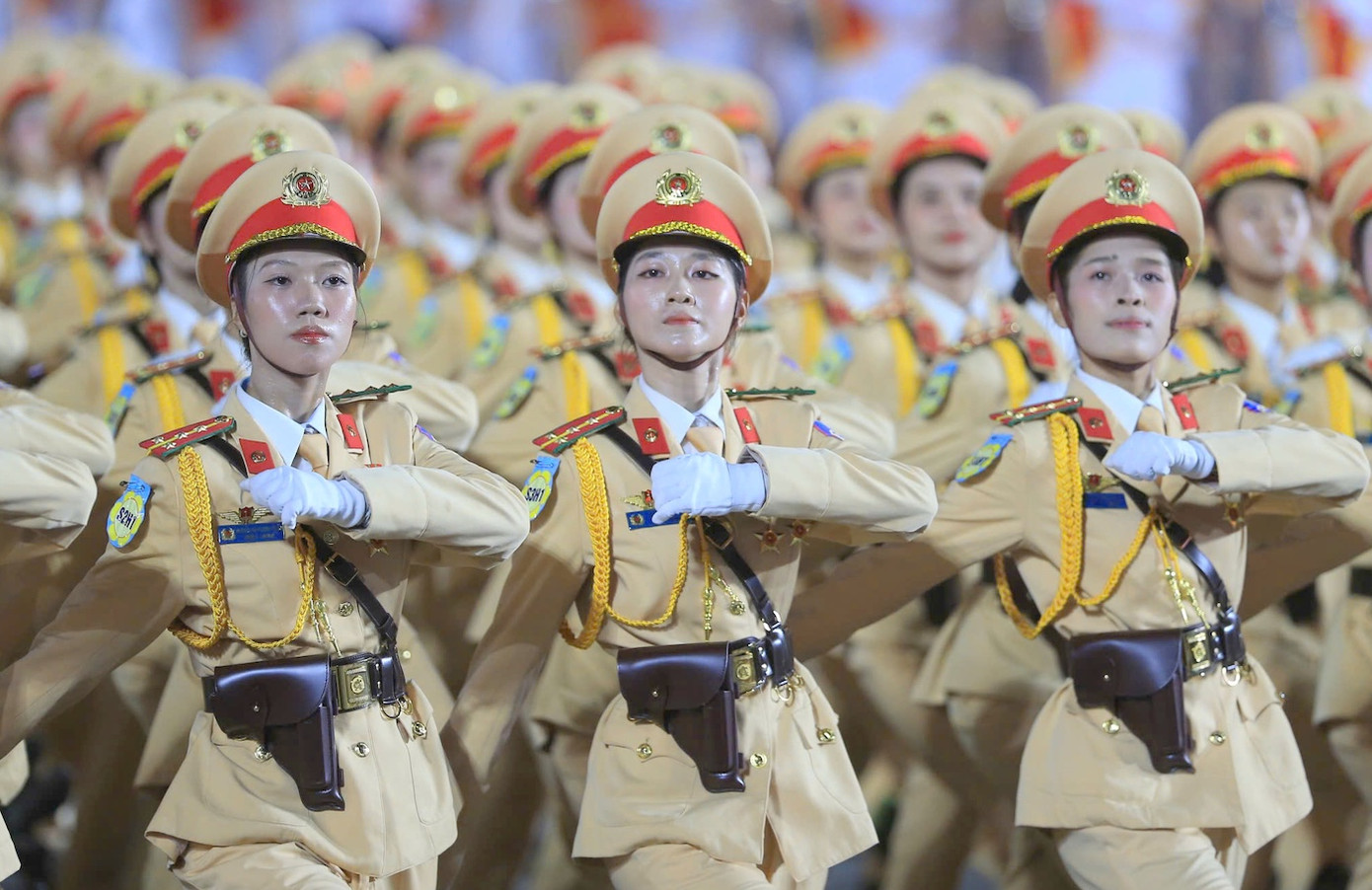 Khối nữ CSGT đang tập luyện cho buổi diễu hành