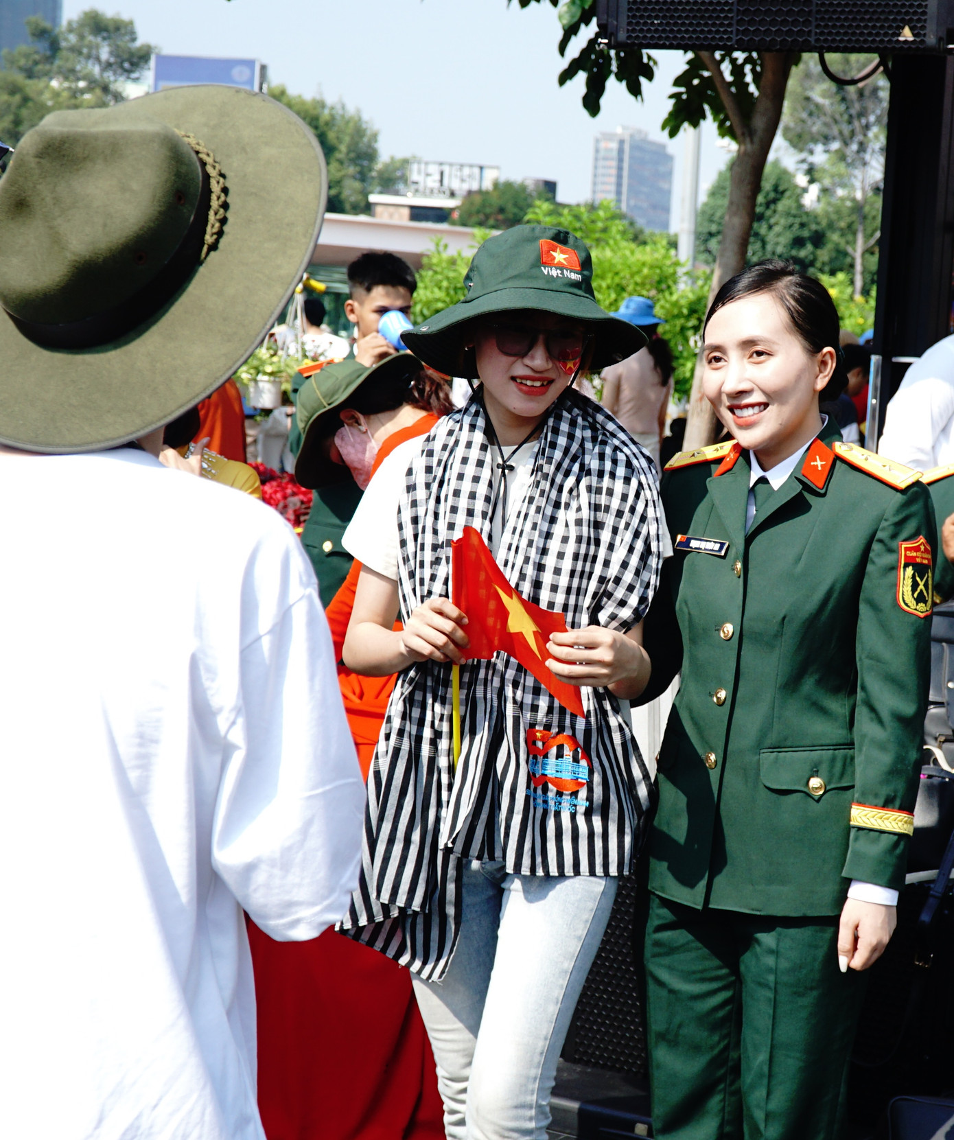 Nữ chiến sĩ cùng thành người mẫu.