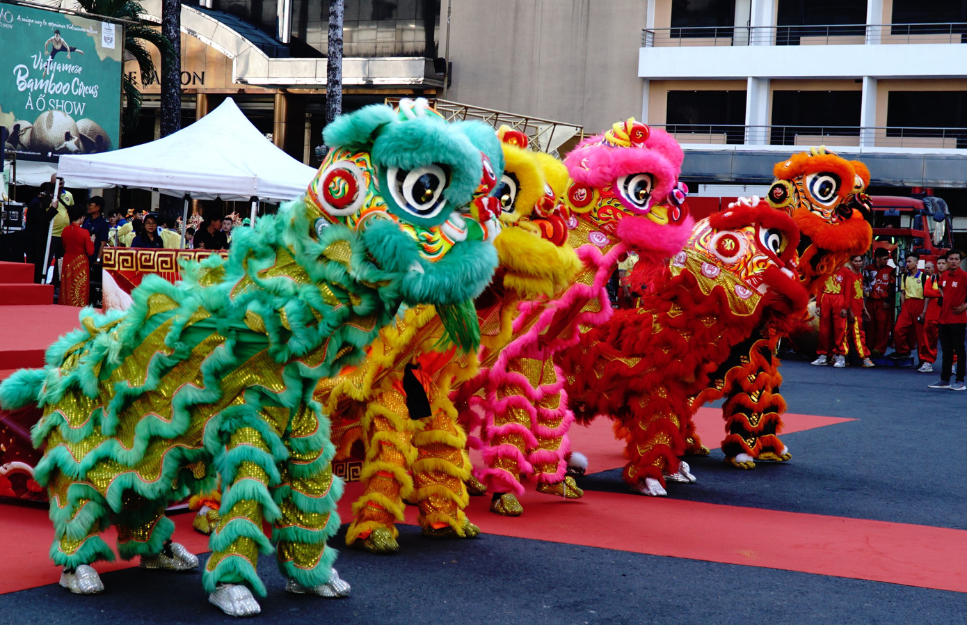 Ngũ Lân chào khán giả