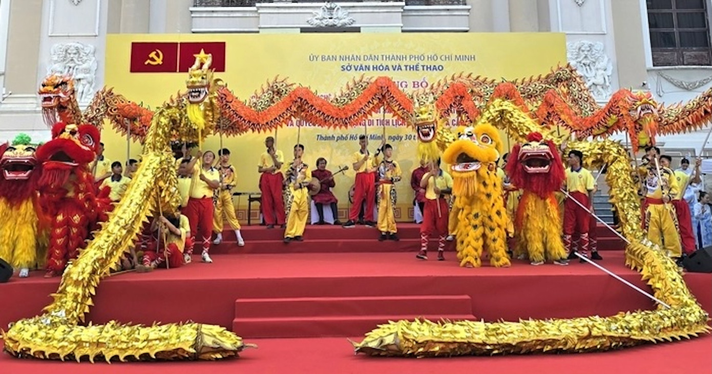 Lân xếp hình chào mừng lễ công bố