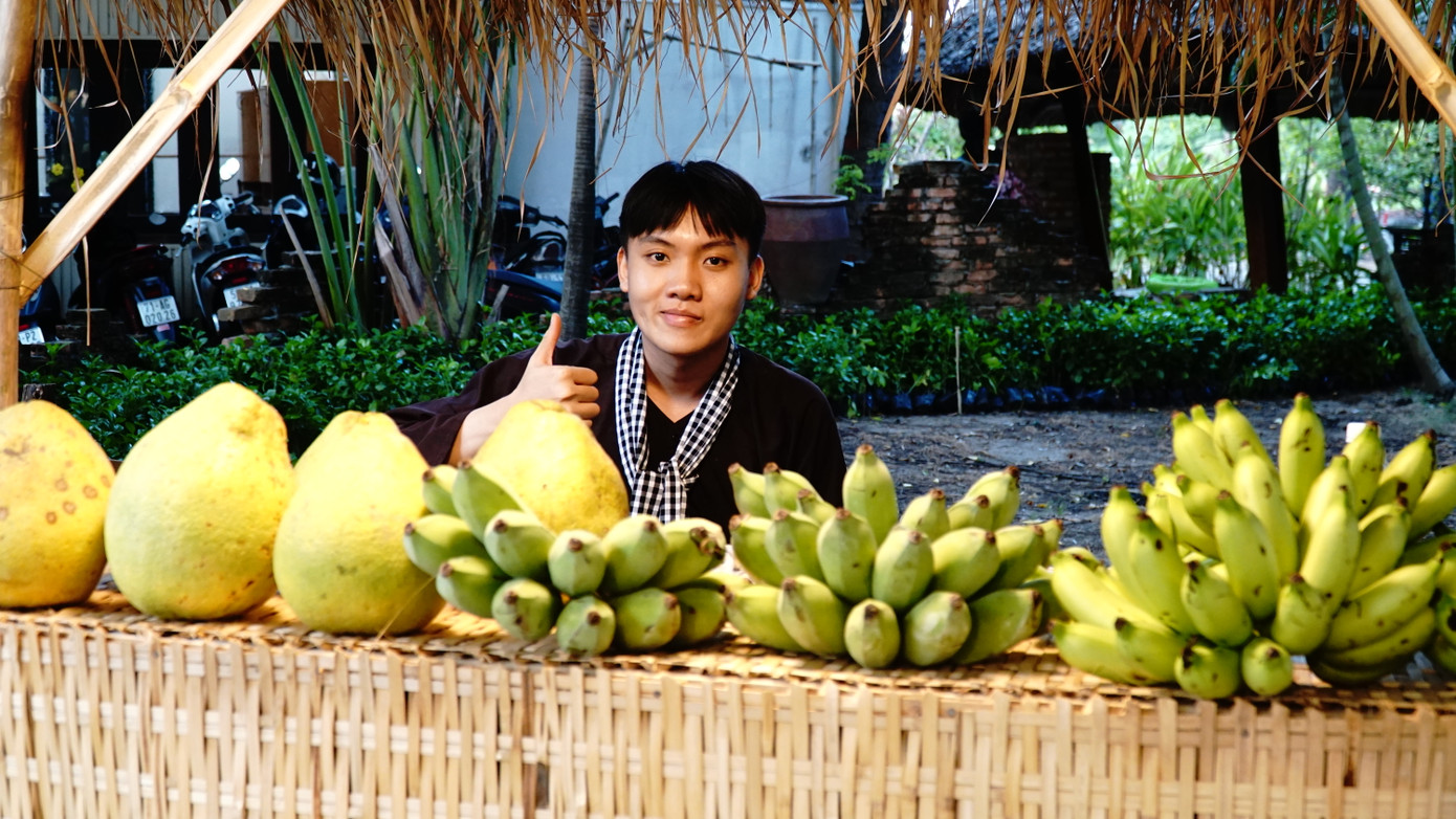 Anh chàng miền Tây bày bán các đặc sản trái cây vùng sông nước