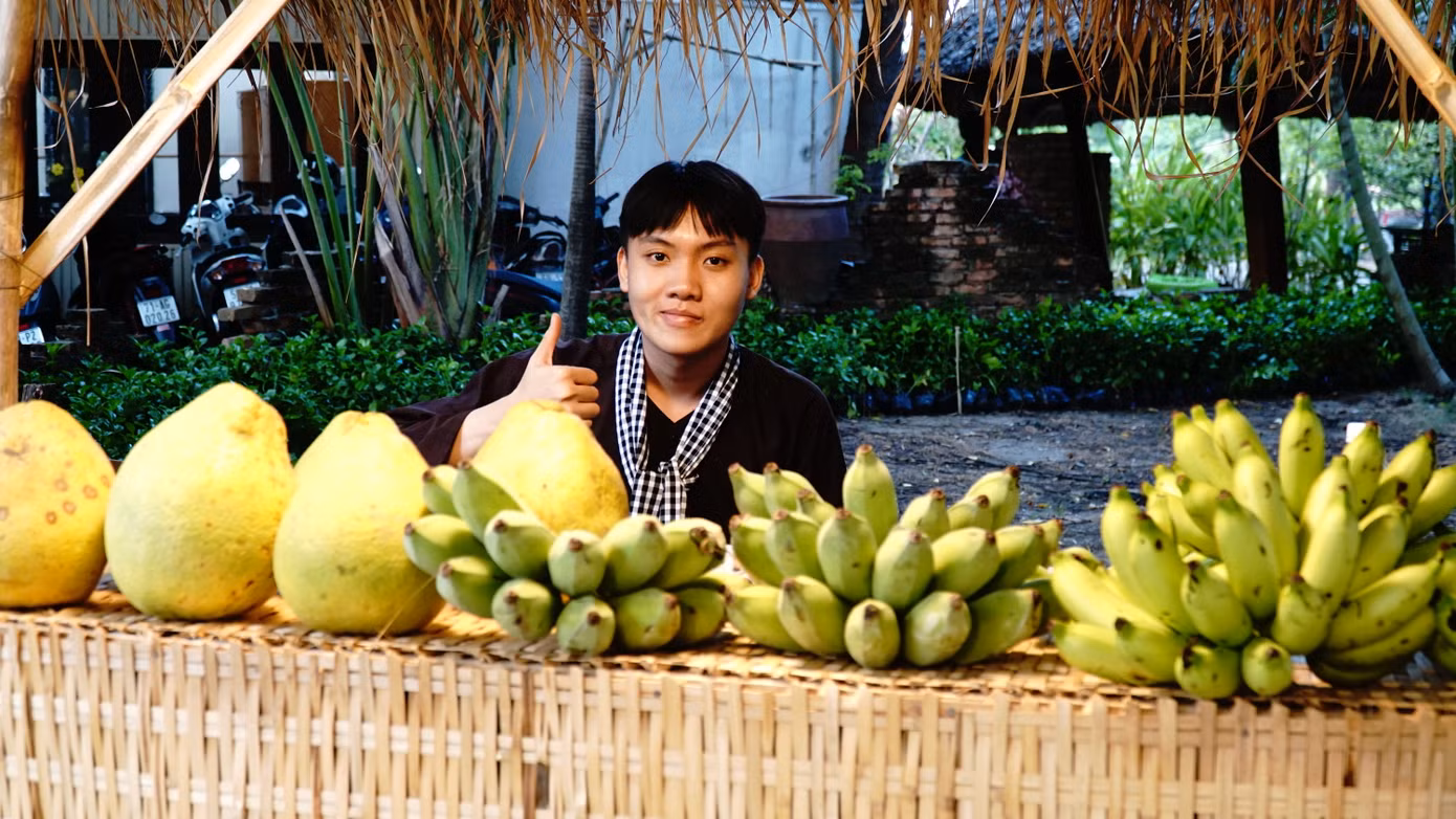 Anh chàng miền Tây bày bán các đặc sản trái cây vùng sông nước Anh chàng miền Tây bày bán các đặc sản trái cây vùng sông nước