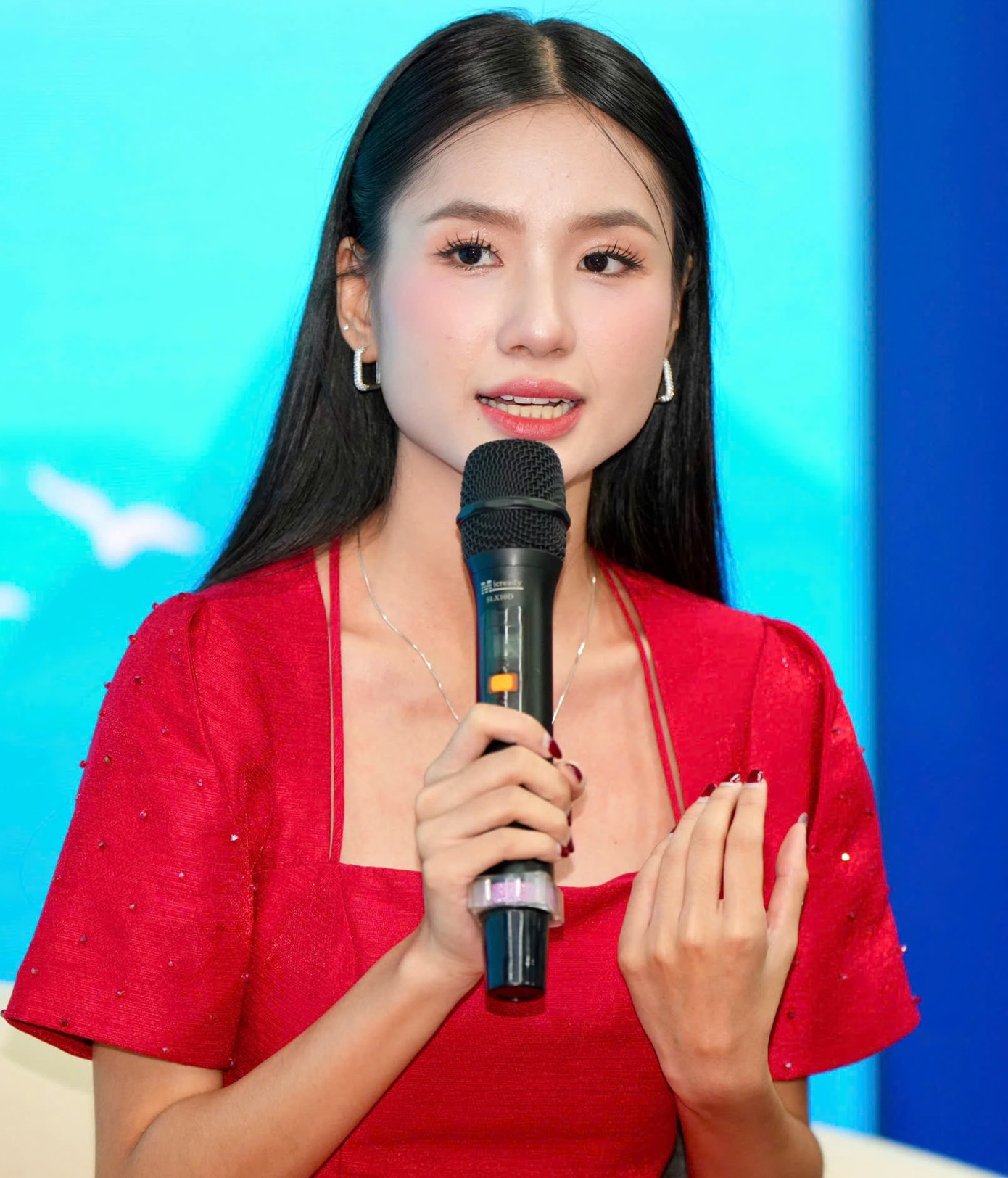 Hoa hậu Nguyễn Thanh Hà trao đổi tại toạ đàm. Hoa hậu Nguyễn Thanh Hà trao đổi tại toạ đàm.