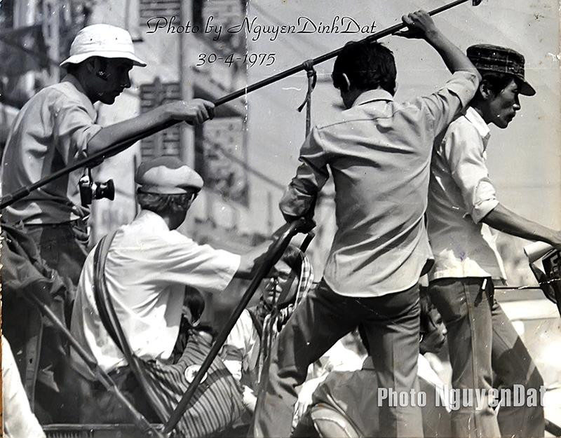 Chiếc xe chở các phóng viên nước ngoài