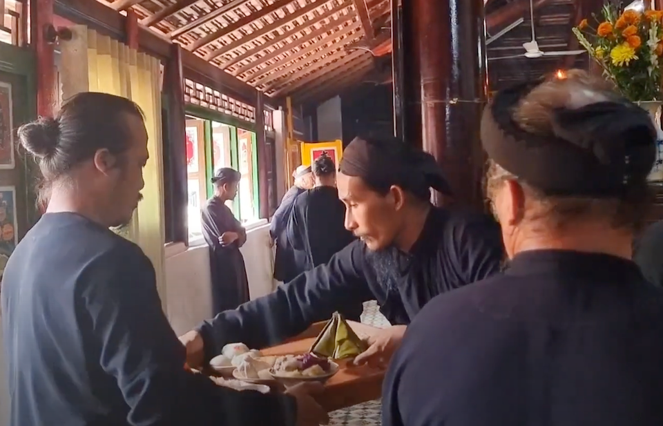 Các bậc kỳ lão đang chuẩn bị cho cúng Lễ