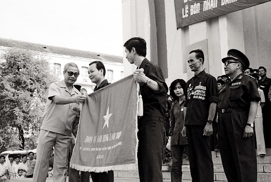 Đồng chí Võ Văn Kiệt thay mặt lãnh đạo Đảng và Nhà nước trao tặng danh hiệu Anh hùng Lao động (lần 1) cho Lực lượng TNXP TPHCM vào năm 1979. Ảnh tư liệu