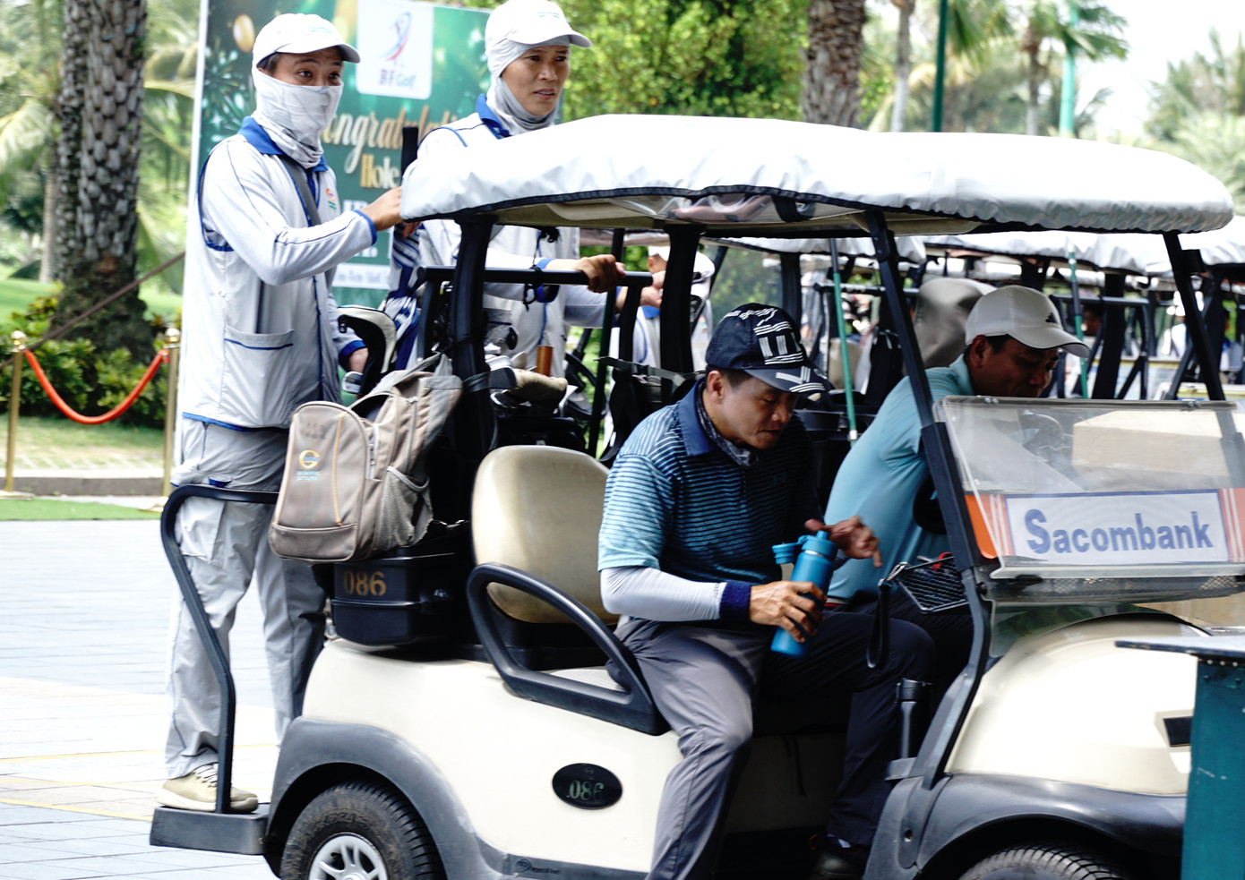 Một đội golf lại bắt đầu xuất phát