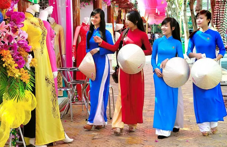 Các thiếu nữ trong tà áo dài sẽ nhận được nhiều ưu đãi trong dịp 8/3