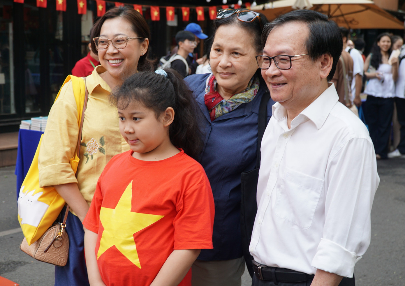 Một gia đình 3 thế hệ cùng chụp chung với nhà văn.