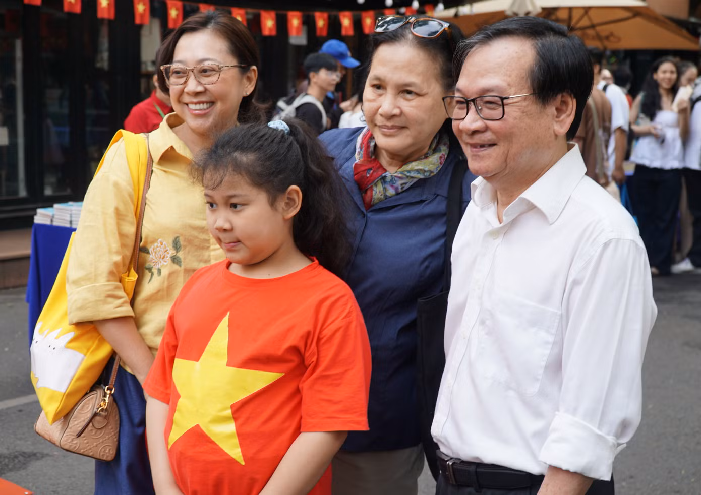 Một gia đình 3 thế hệ cùng chụp chung với nhà văn. Một gia đình 3 thế hệ cùng chụp chung với nhà văn.