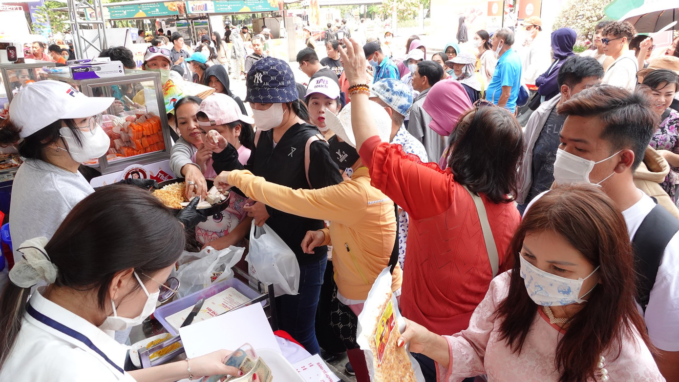 Đông đảo người dân chen chân, xếp hàng mua bánh mì Đông đảo người dân chen chân, xếp hàng mua bánh mì