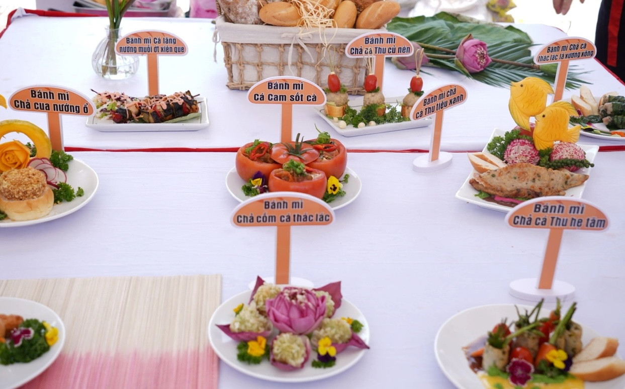 Những món ăn kèm bánh mì được trang trí công phu Những món ăn kèm bánh mì được trang trí công phu