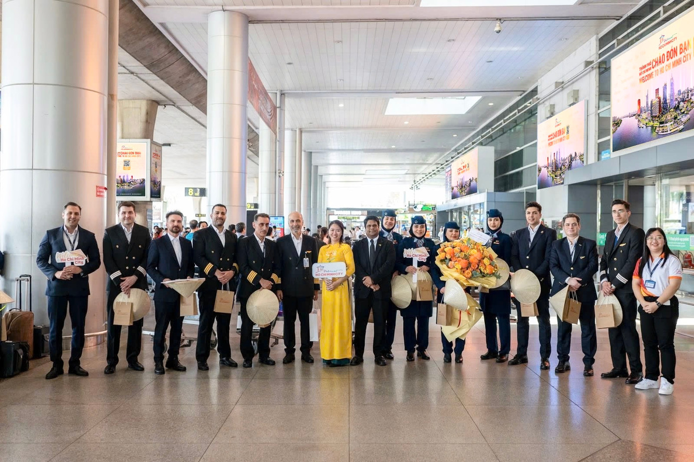 Đại diện đoàn khách chụp hình tại sân bay Tân Sơn Nhất.