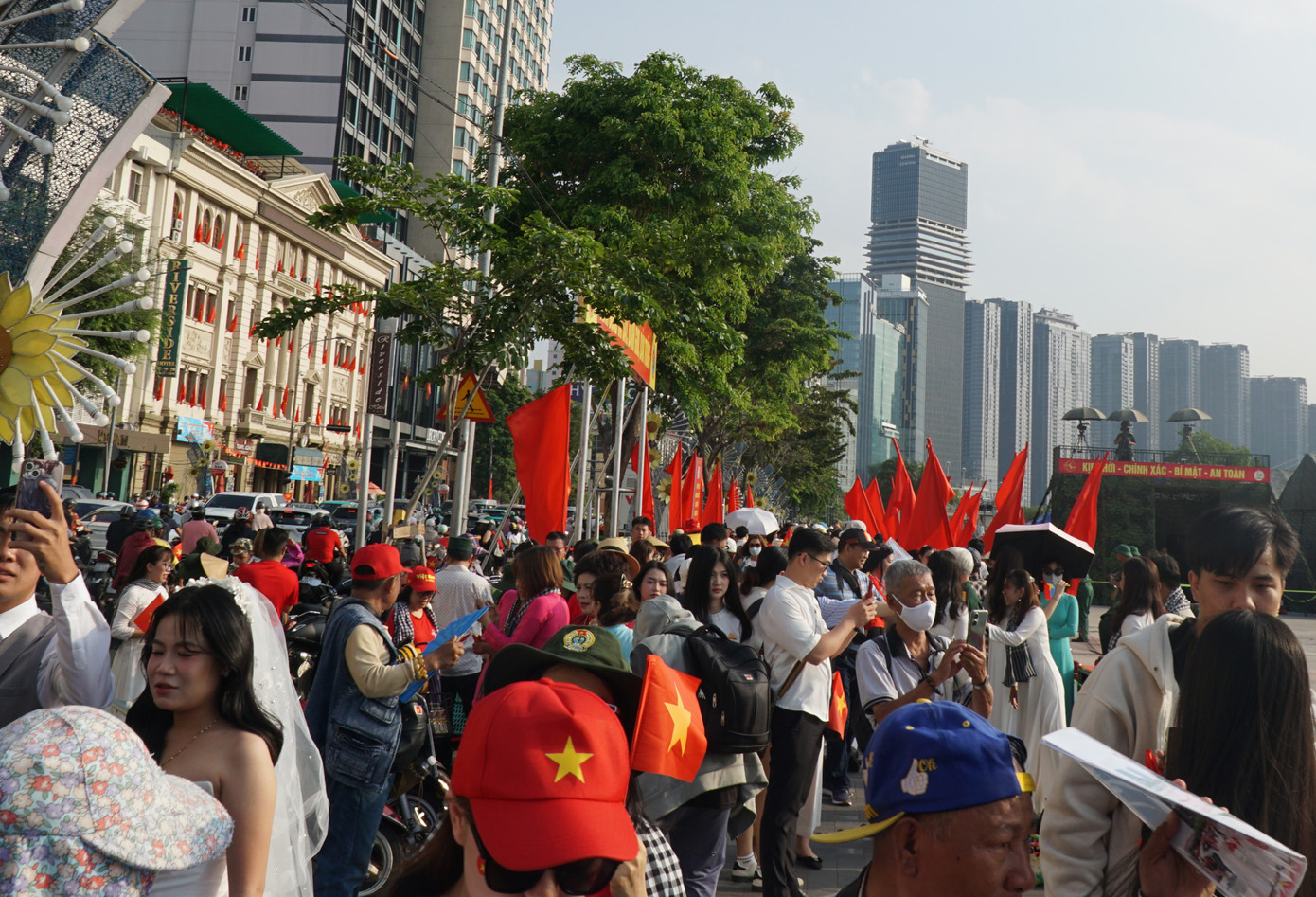 Đông đảo người dân tập trung tại Bến Bạch Đằng.