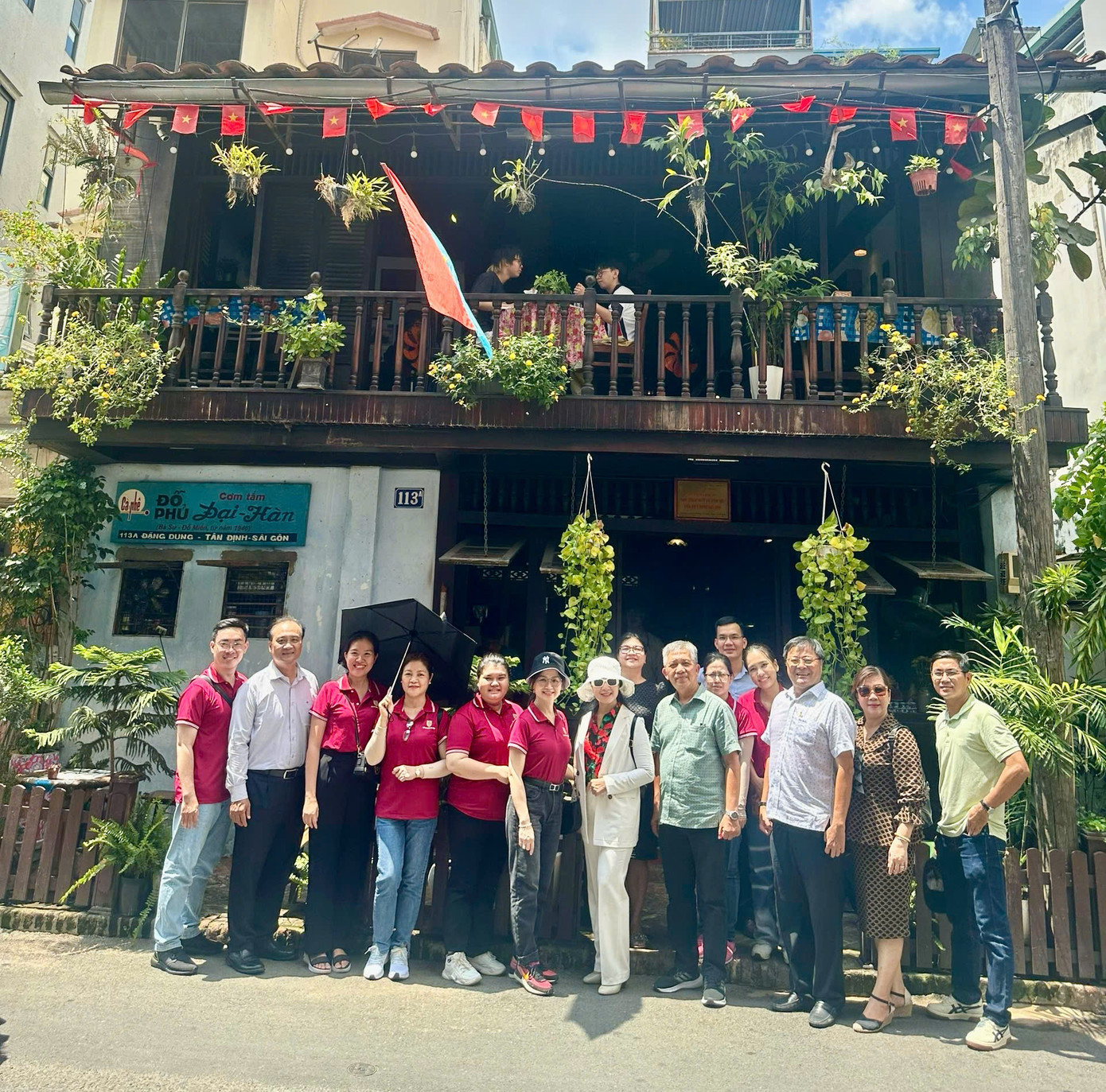 Du khách thăm quán cà phê Đỗ Phủ thuộc Bảo tàng Biệt động Sài Gòn