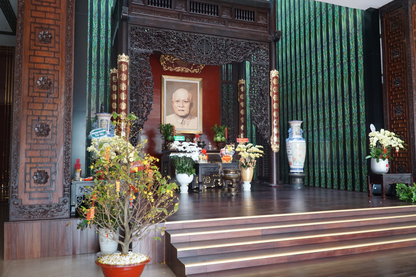 Bàn thờ Chủ tịch Tôn Đức Thắng được bày biện trang trọng với rất nhiều hoa tươi Bàn thờ Chủ tịch Tôn Đức Thắng được bày biện trang trọng với rất nhiều hoa tươi