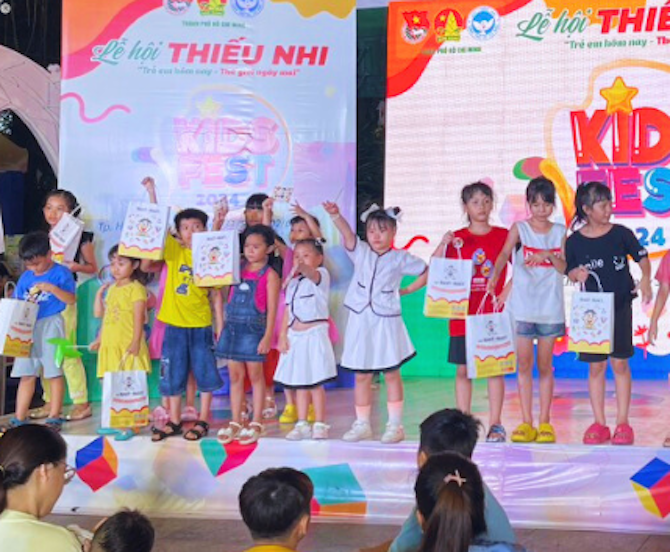 Các em được vui chơi, được tặng quà.