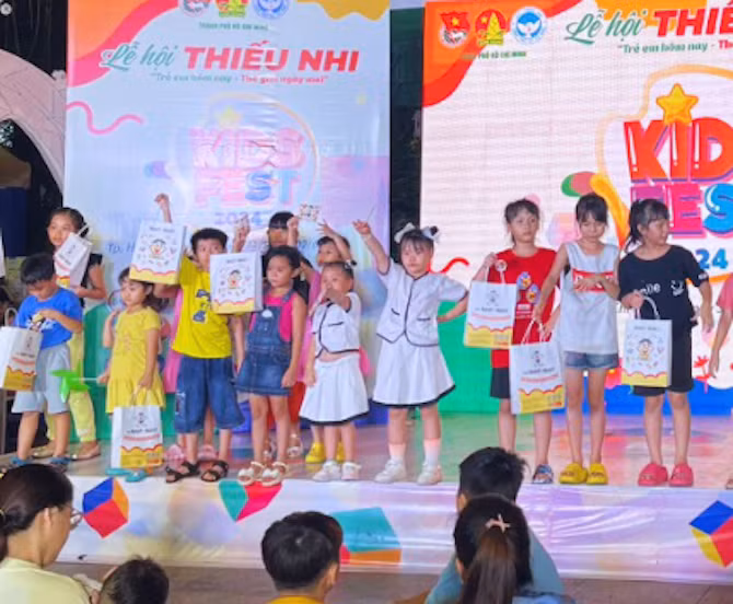 Các em được vui chơi, được tặng quà.