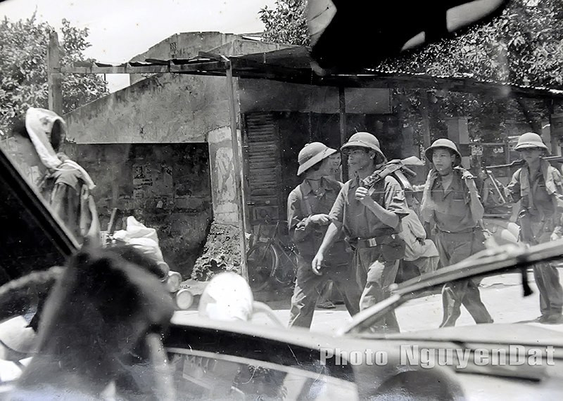 Những người chiến sĩ quân Giải phóng hành quân bộ