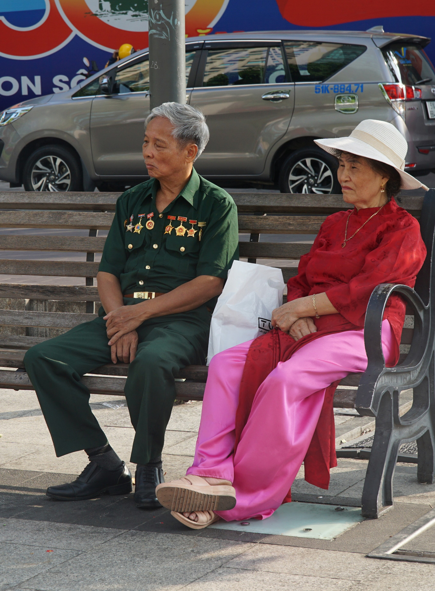 Một cựu chiến binh ngồi nghỉ chân bên Bến Bạch Đằng..