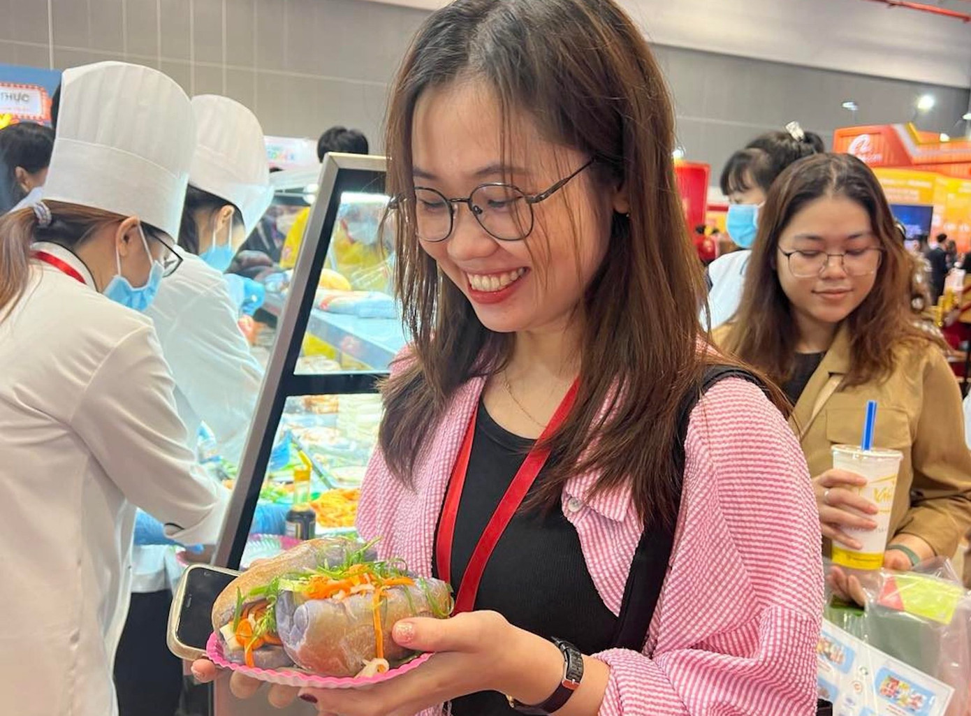 Du khách vui với món bánh mì tại Lễ hội