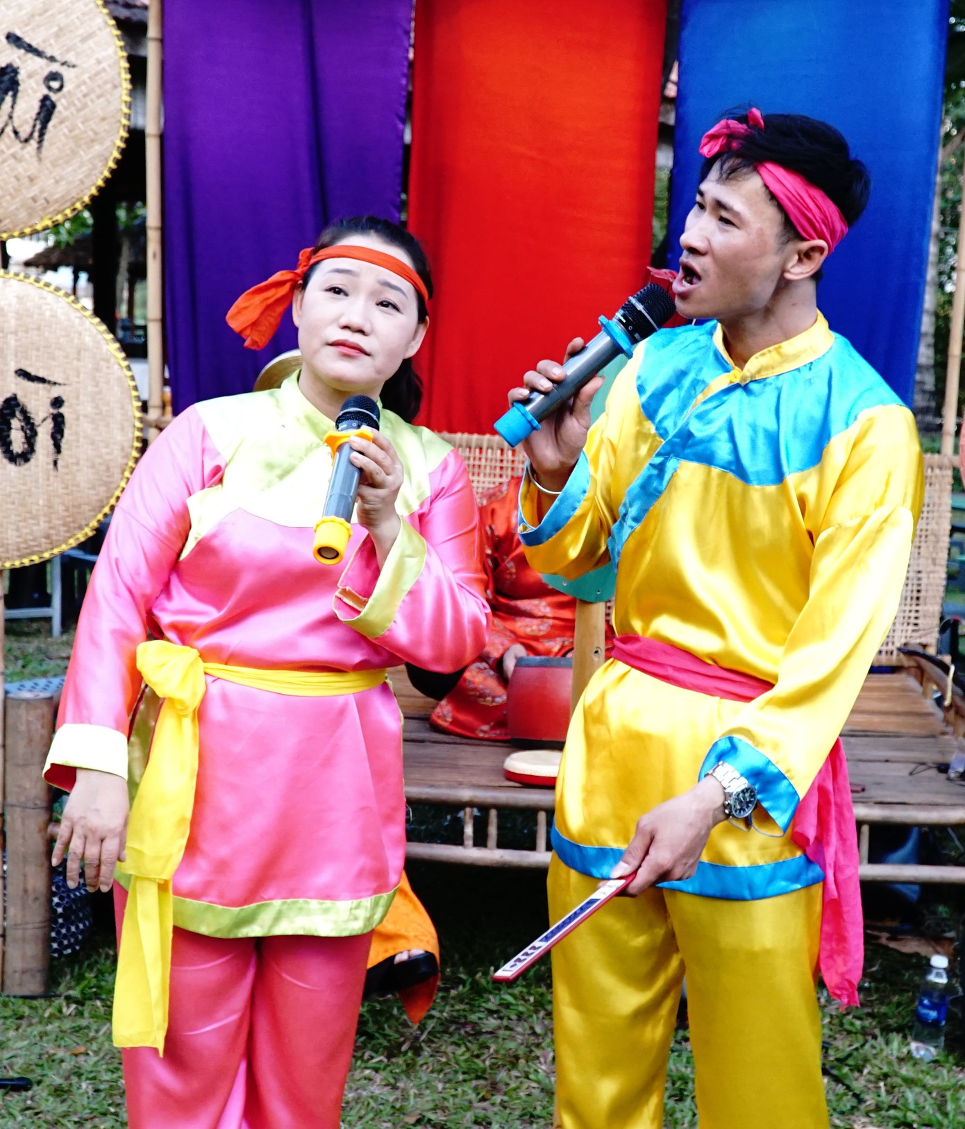 2 nghệ sĩ đang ca Bài chòi, một làn điệu dân ca đặc sắc của miền Trung