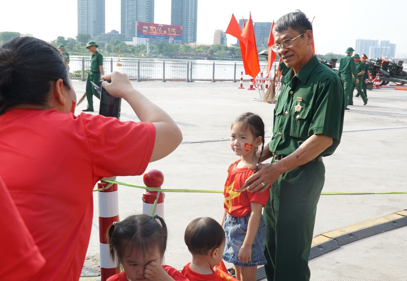 Ông cháu cùng chụp tấm hình chung.