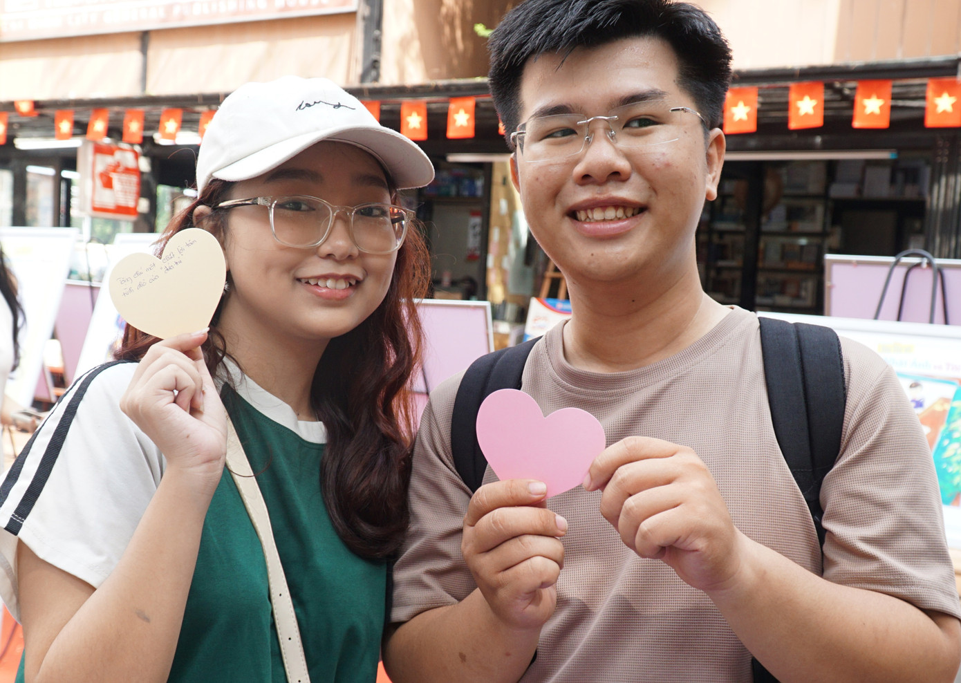 2 bạn trẻ gửi lời yêu thương với các tác phẩm Nguyễn Nhật Ánh qua trái tim.