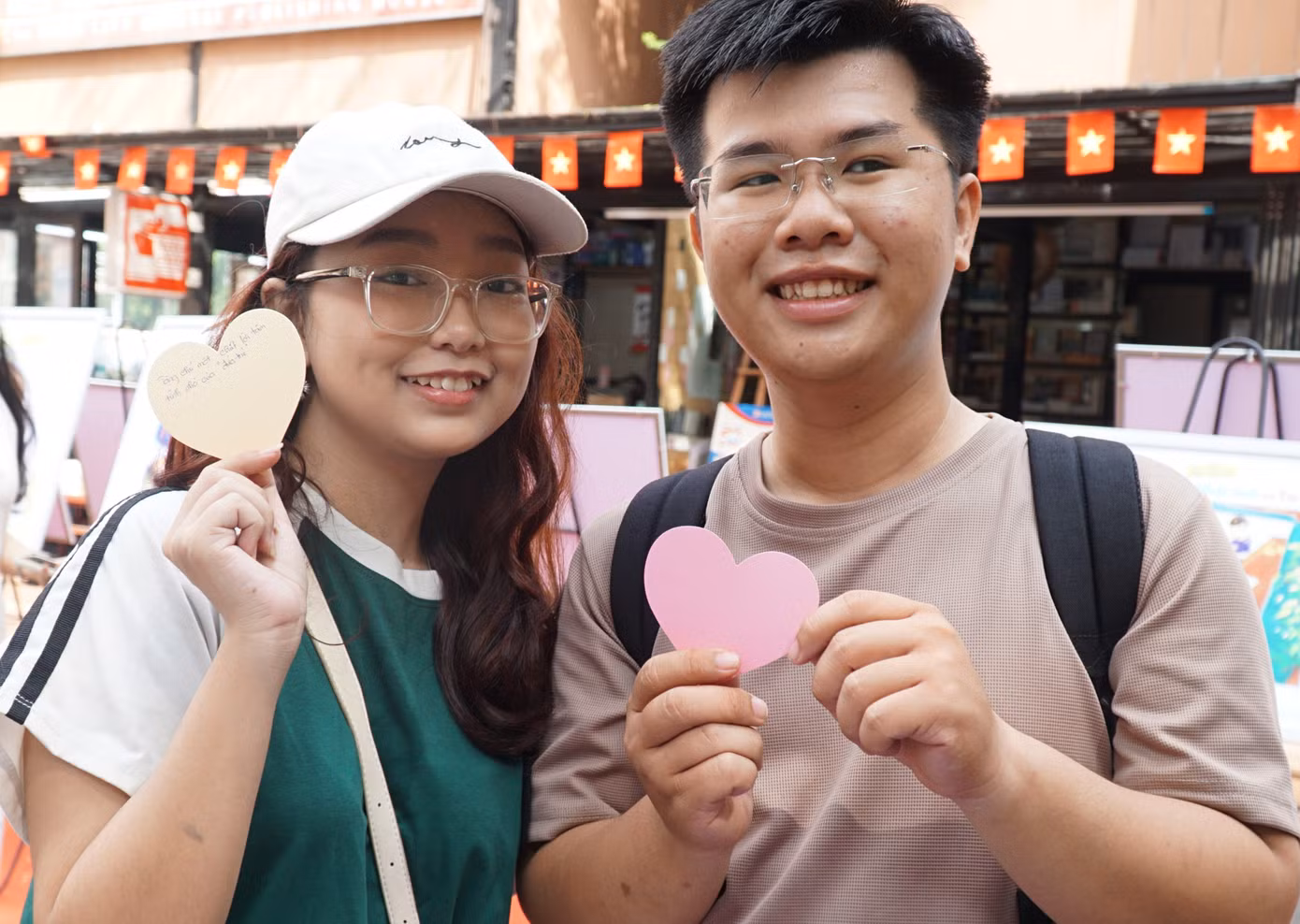2 bạn trẻ gửi lời yêu thương với các tác phẩm Nguyễn Nhật Ánh qua trái tim. 2 bạn trẻ gửi lời yêu thương với các tác phẩm Nguyễn Nhật Ánh qua trái tim.