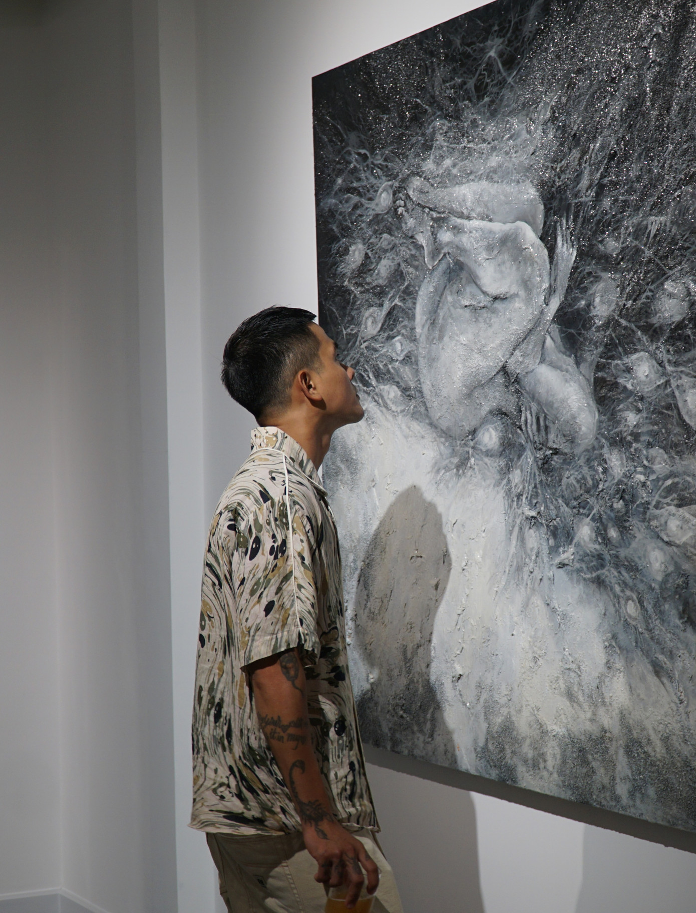 Một bạn trẻ đang xem tranh. Một bạn trẻ đang xem tranh.