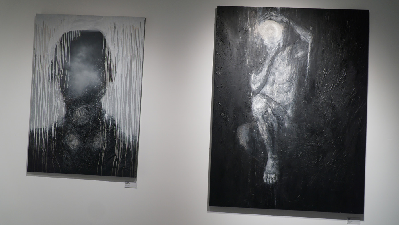 Trên gương mặt người có những vỡ tan. Trên gương mặt người có những vỡ tan.