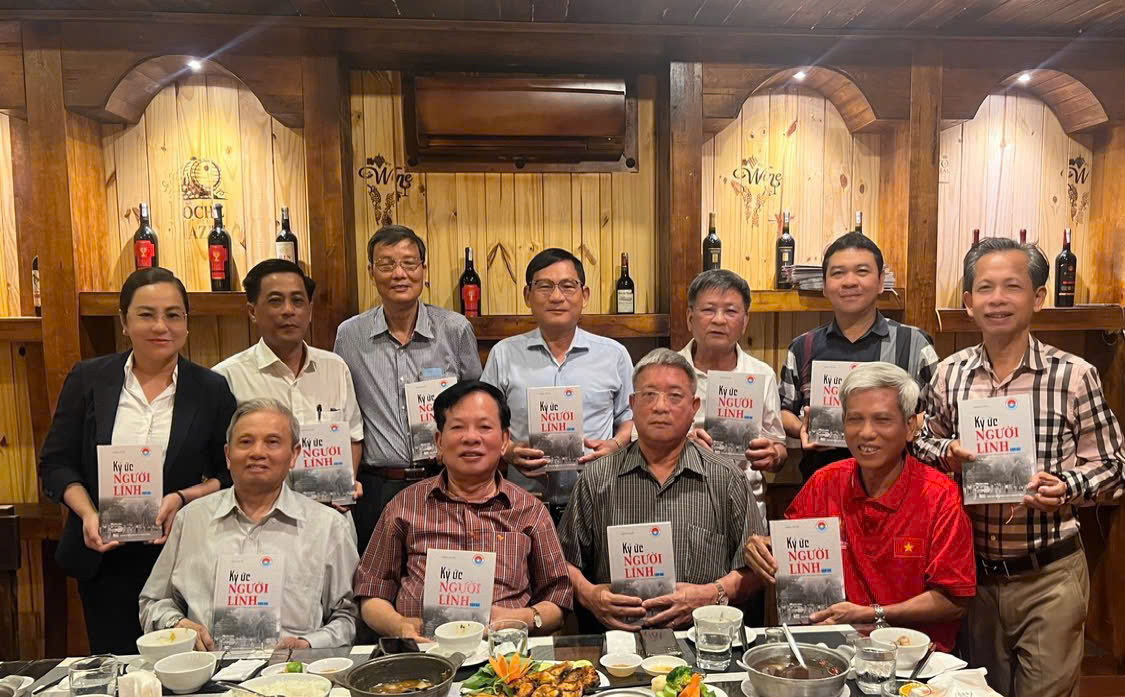 Các đại biểu chụp hình lưu niệm với cuốn sách. Các đại biểu chụp hình lưu niệm với cuốn sách.