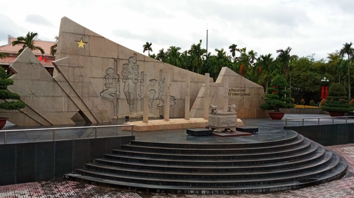 Bia tưởng niệm tại Ngã ba Giồng