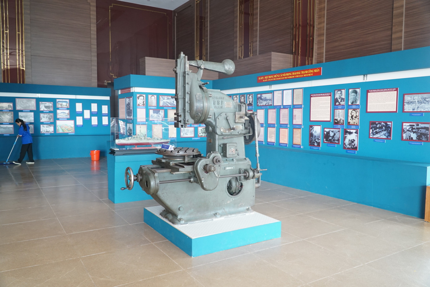 Mô hình chiếc máy tiện mà ngày xưa Chủ tịch Tôn Đức Thắng sử dụng khi làm công nhân xưởng đóng tàu Ba Son Mô hình chiếc máy tiện mà ngày xưa Chủ tịch Tôn Đức Thắng sử dụng khi làm công nhân xưởng đóng tàu Ba Son
