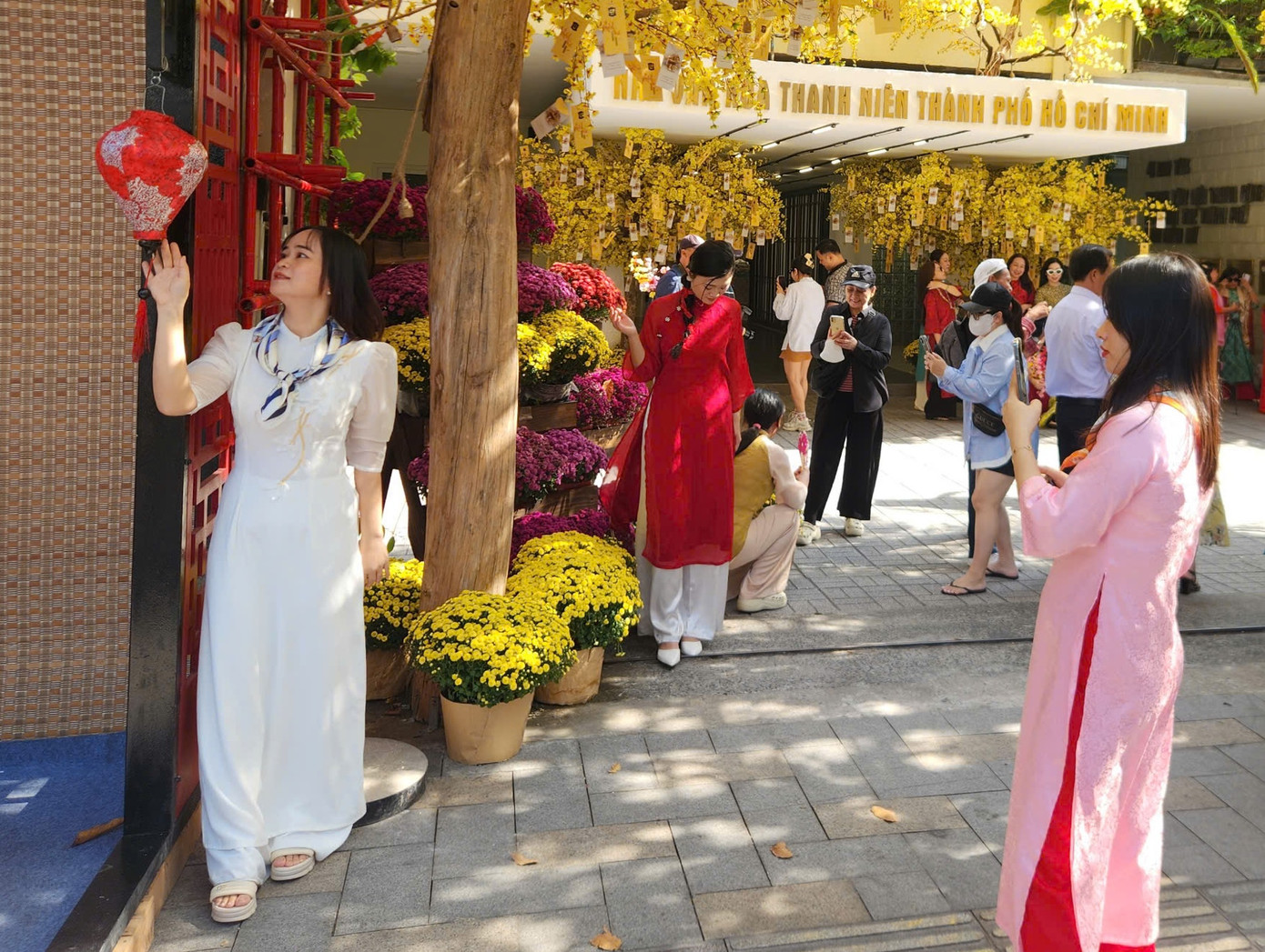 Đông đảo người dân tham quan, chụp ảnh lưu niệm ngay ngày đầu khai hội