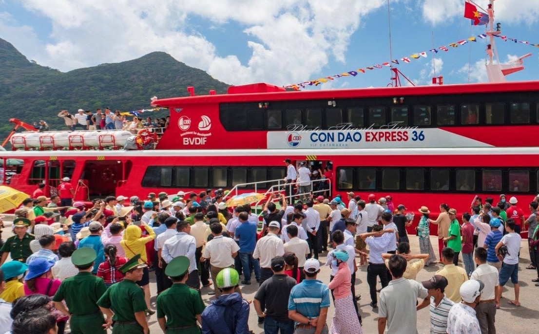 Du khách đến Côn Đảo bằng tàu cao tốc Du khách đến Côn Đảo bằng tàu cao tốc