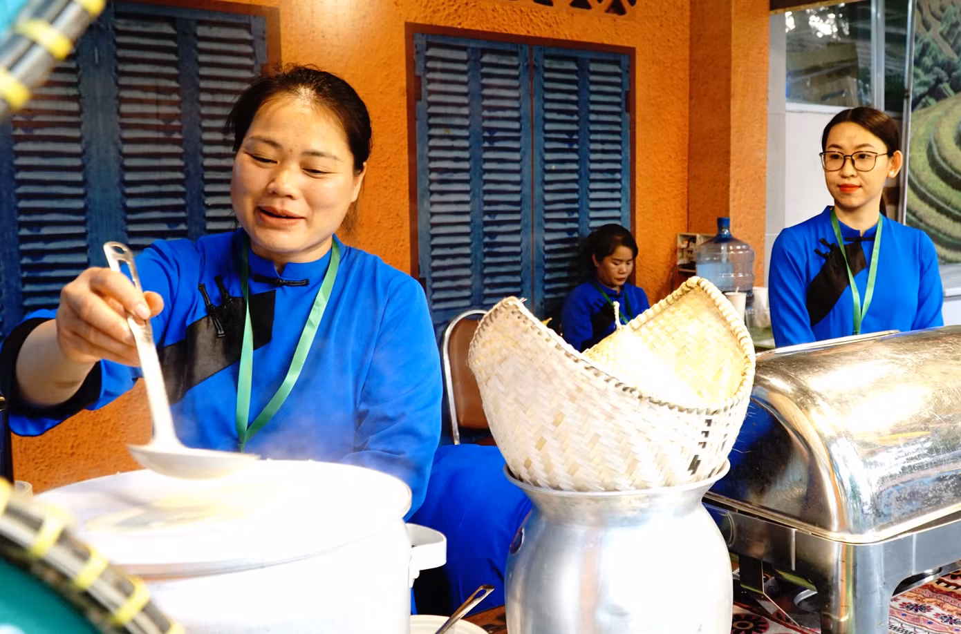 Các cô gái dân tộc Tày Cao Bằng đang chế biến món ăn đặc sản Các cô gái dân tộc Tày Cao Bằng đang chế biến món ăn đặc sản