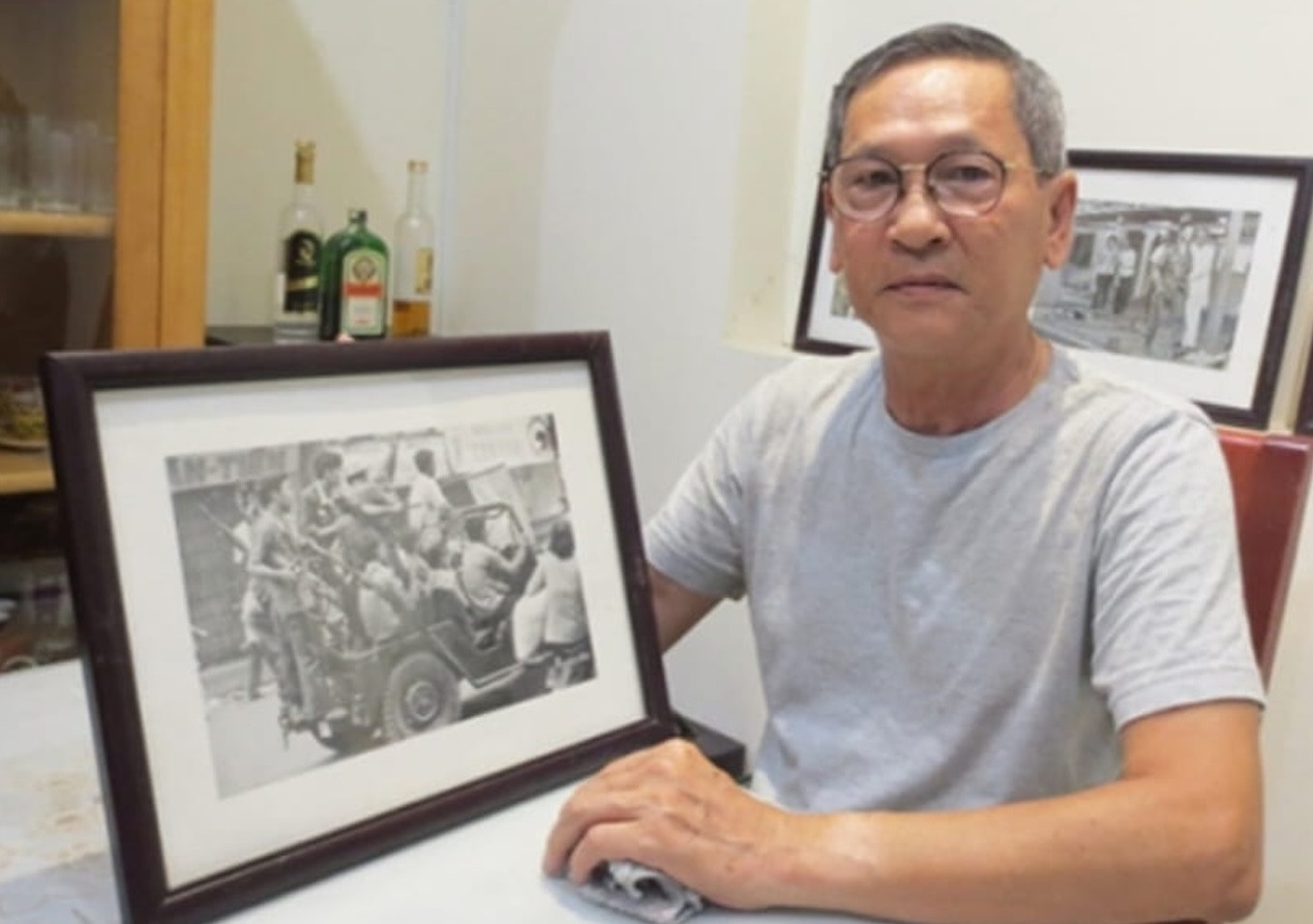 Nhiếp ảnh gia Nguyễn Đạt đang giới thiệu bộ ảnh