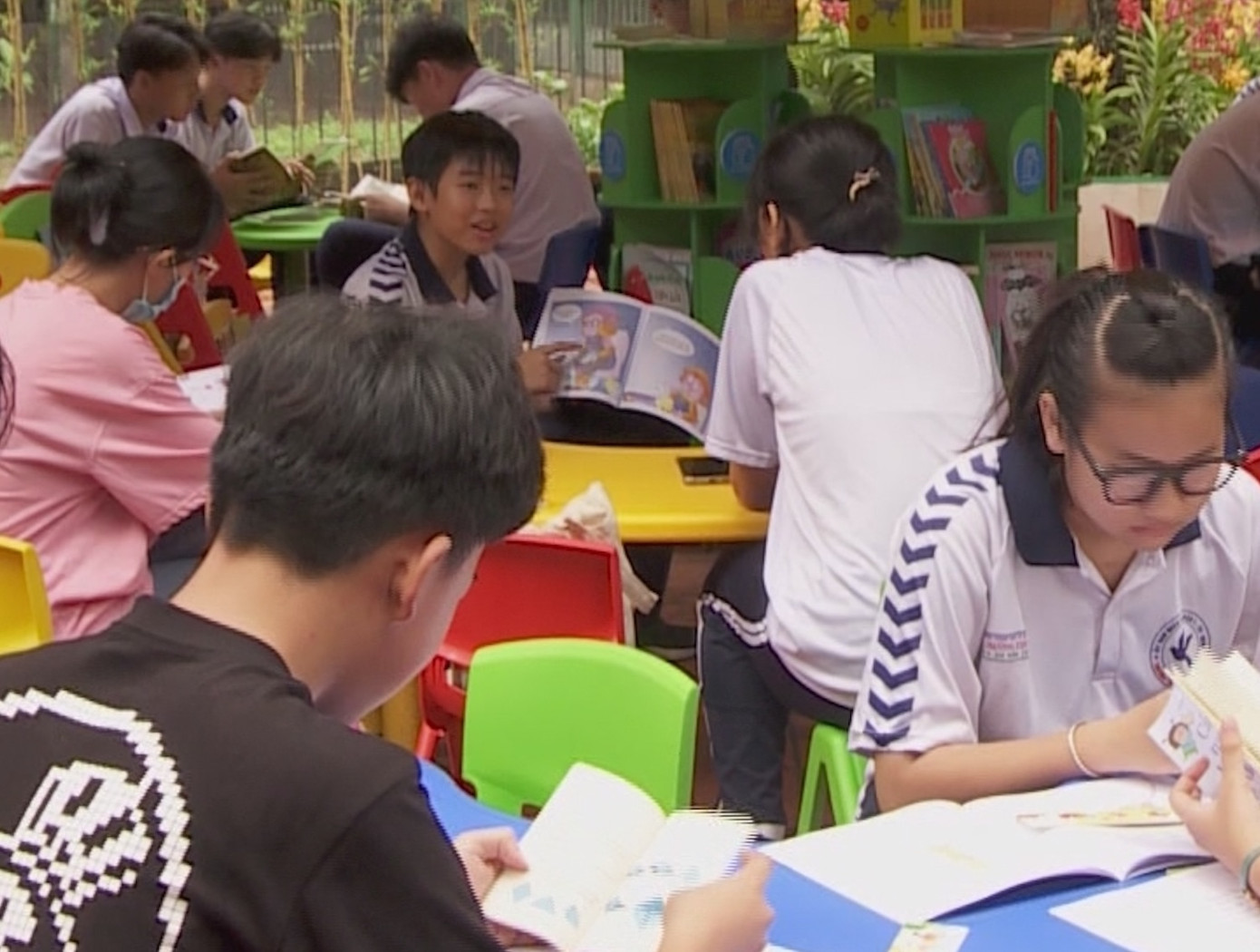 Các em thiếu nhi được đắm chìm trong không gian của sách.