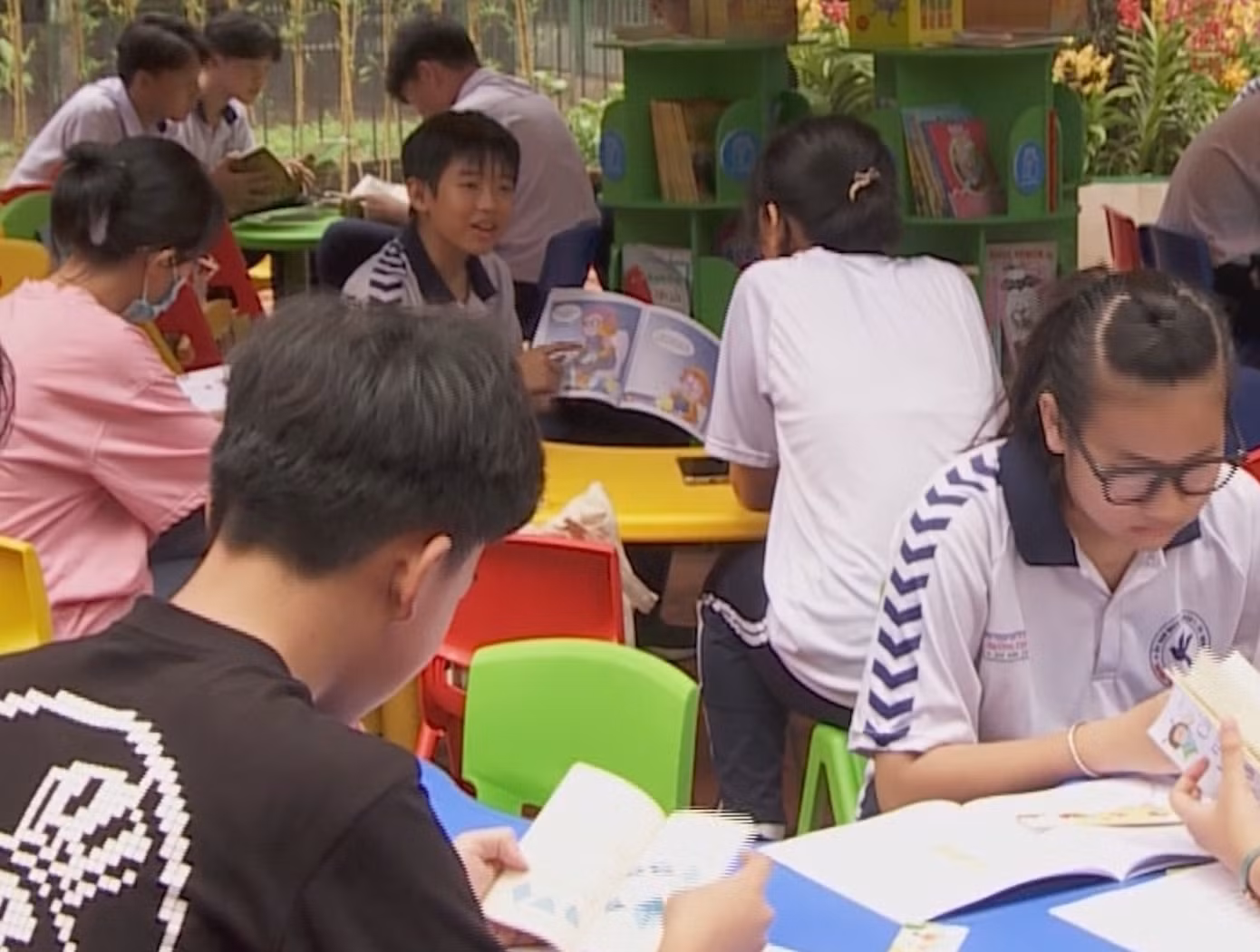 Các em thiếu nhi được đắm chìm trong không gian của sách.