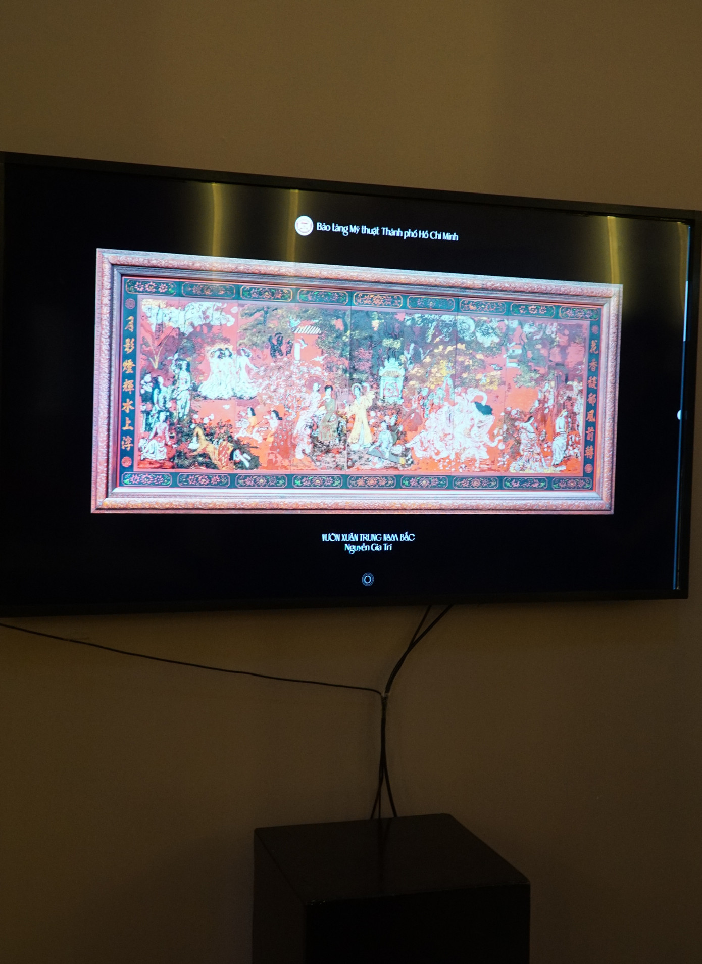 Bản in 3d tương tác của bức tranh "Vườn Xuân Nam Trung Bắc" do danh họa Nguyễn Gia Trí thể hiện. Bản in 3d tương tác của bức tranh "Vườn Xuân Nam Trung Bắc" do danh họa Nguyễn Gia Trí thể hiện.