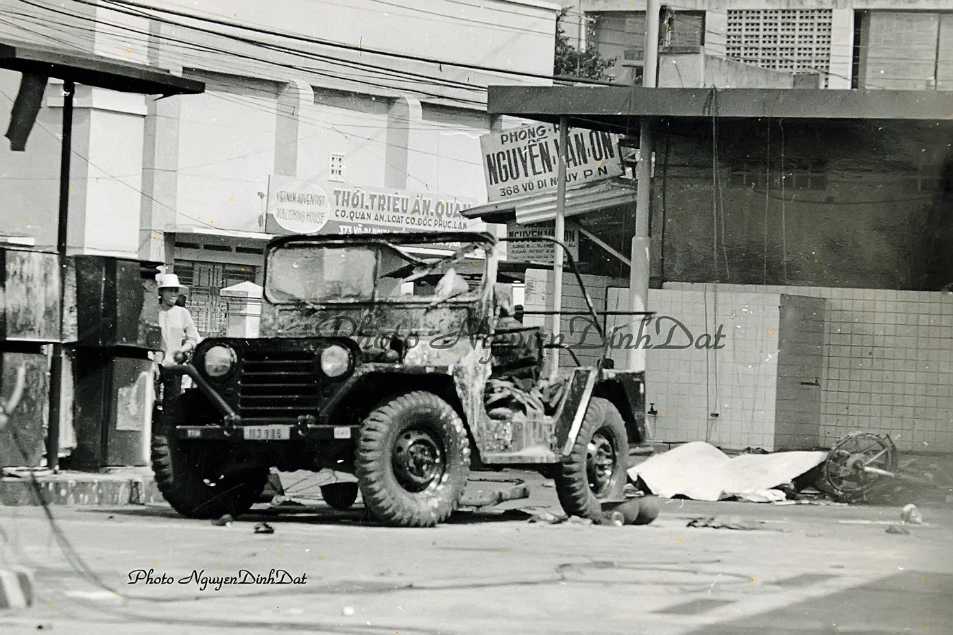 Chiếc xe jeep bị bỏ lại tại Ngã tư Phú Nhuận, phía sau là xác người chết đã được trùm chiếu