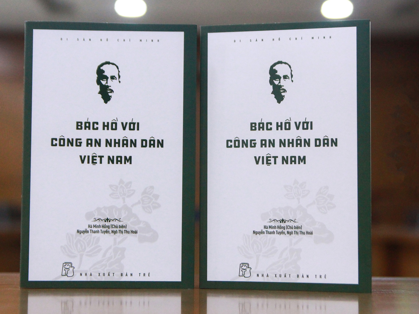 Cuốn sách Bác Hồ với Công an nhân dân Việt Nam.