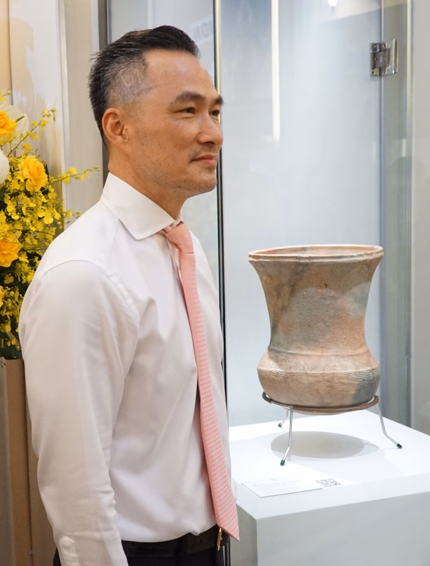 Diễn viên Chi Bảo đang giới thiệu chiếc chõ gốm của bảo tàng tư nhân Phạm Gia Chi Bảo. Đây là hiện vật được công nhận Bảo vật quốc gia năm 2024