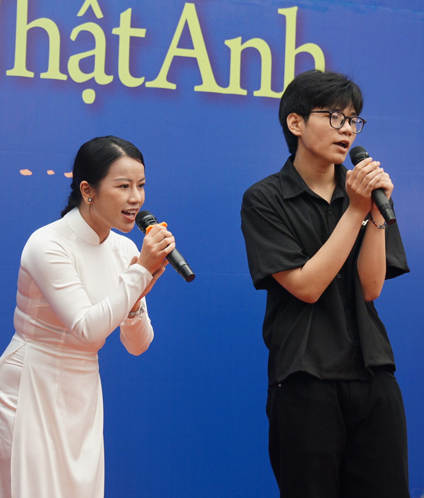 2 bạn trẻ hát ca khúc Cô gái đến hôm qua trong sự kiện.