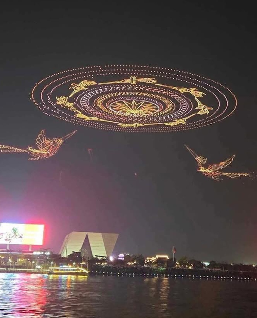 Drone trên sông Sài Gòn ngày 28/4