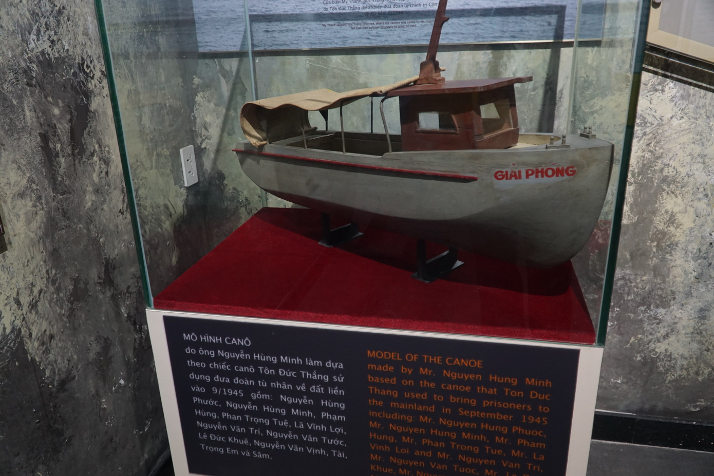 Mô hình chiếc ca-nô đưa Chủ tịch Tôn Đức Thắng và những người tù yêu nước từ Côn Đảo về đất liền năm 1945 Mô hình chiếc ca-nô đưa Chủ tịch Tôn Đức Thắng và những người tù yêu nước từ Côn Đảo về đất liền năm 1945