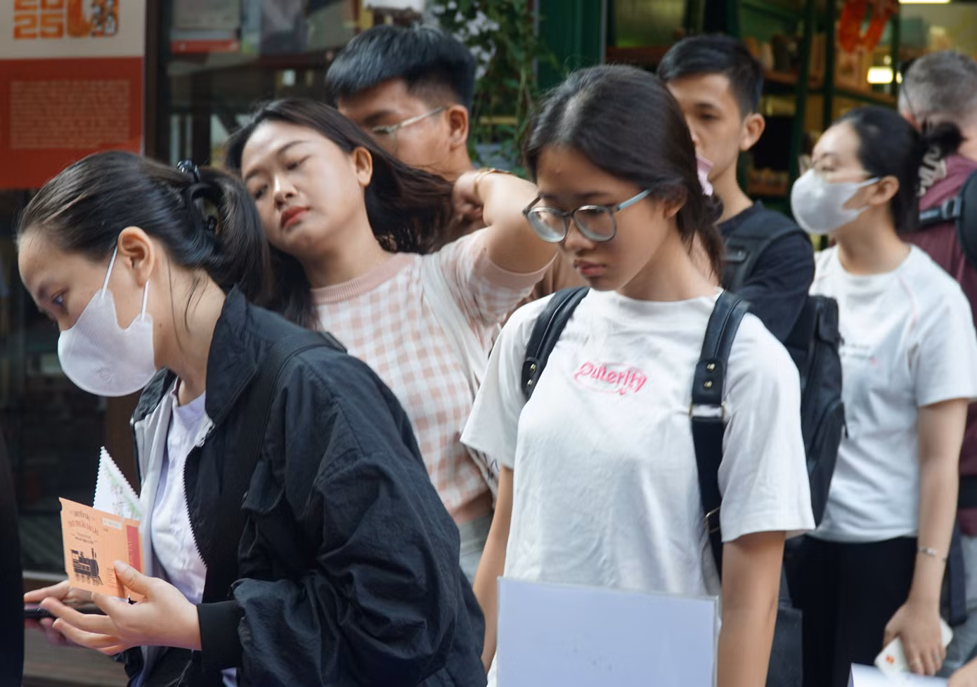 Ngay từ sáng sớm, nhiều bạn trẻ đã tranh thủ xếp hàng để nhận quà tặng. Ngay từ sáng sớm, nhiều bạn trẻ đã tranh thủ xếp hàng để nhận quà tặng.